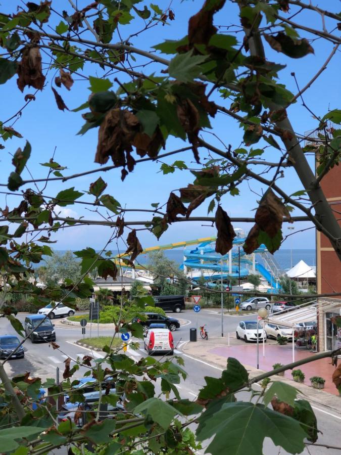Hotel Criss Rimini Kültér fotó