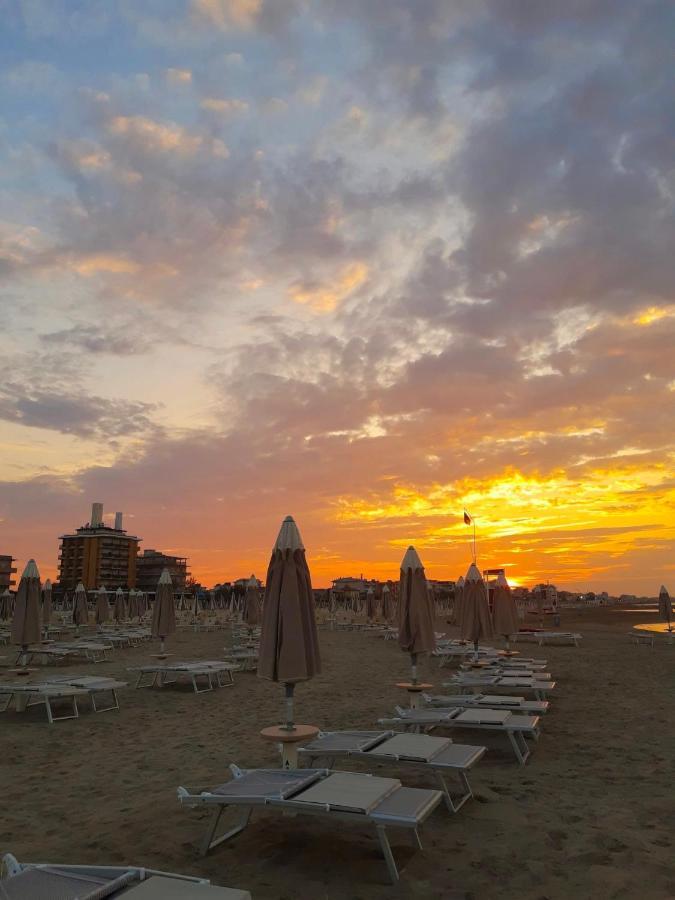 Hotel Criss Rimini Kültér fotó