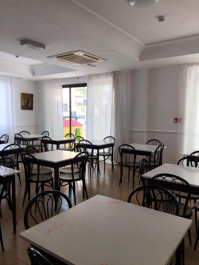Hotel Criss Rimini Kültér fotó